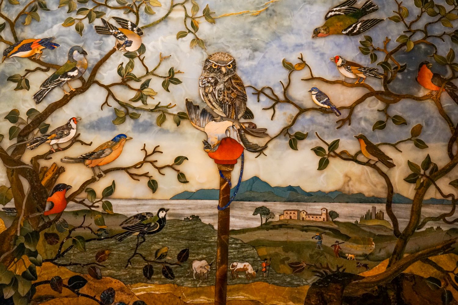 Immagine di un gufo e degli alberi in commesso fiorentino