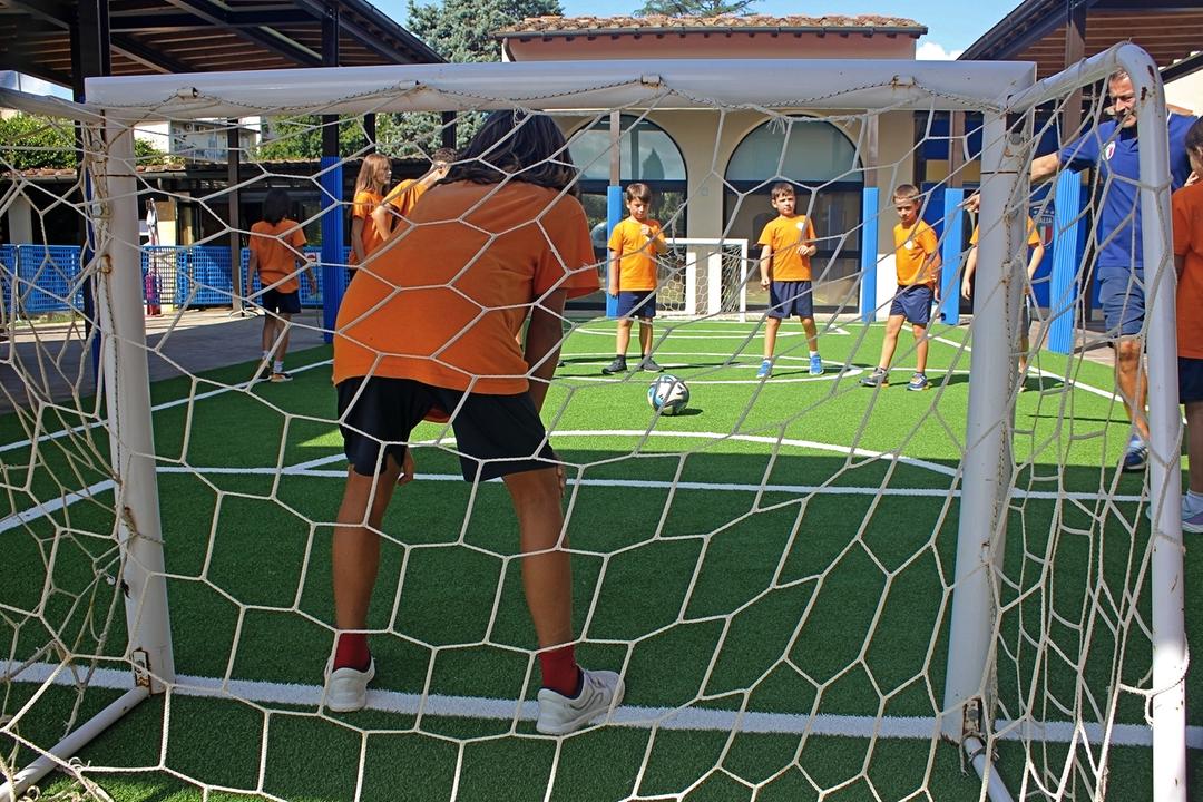 immagine campo di calcio con bambini