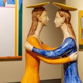 Immagine di due donne che si abbracciano