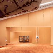 Immagine di una sala con opere varie