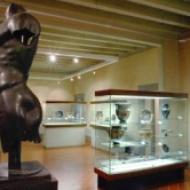 Sala con ceramiche e statua in bronzo