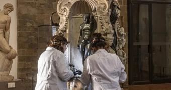 immagine delle restauratrici con una statua